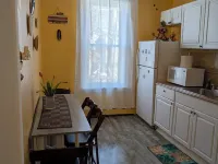 Charming 2-Bdr Apartment 900SF with Wi-Fi, AC, 20 Minutes Away from TS Manhattan Hotels in West New York