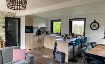 Beautiful Bungalow with Spacious Garden