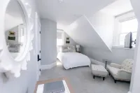 The Bell Inn Hotels in Peabody