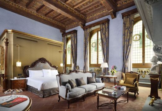 팔라초 포르티나리 살비아티의 고급스러운 스위트룸 전경