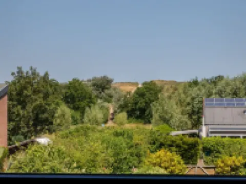 吸引人的假日之家，陽光花園，靠近海灘 尼烏弗利特酒店