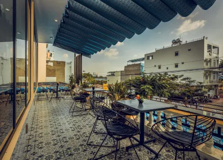 Hotel Van Xuan 79 Отели рядом с достопримечательностью «Ba Chua Xu Temple»