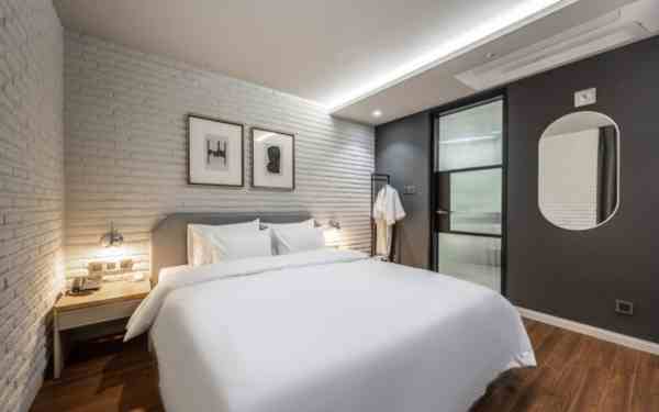 ห้องดีลักซ์ เตียงใหญ่ 1 เตียง