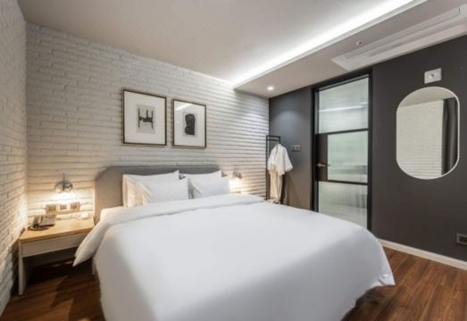 따뜻한 분위기의 호텔 객실 내부