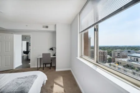 2Br Luxury City Suite with Gym & Pool