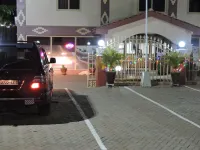 All Seasons Hotel - parking