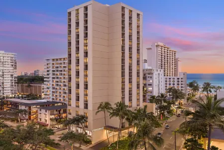 Hyatt Place Waikiki Beach Отели рядом с достопримечательностью «Кугайо Бич Парк»