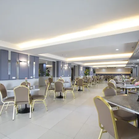 RD Hotel Отели рядом с достопримечательностью «Ват Бангкхуннон»