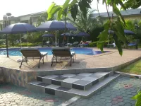 Wadoma Royale Hotel - С бассейном