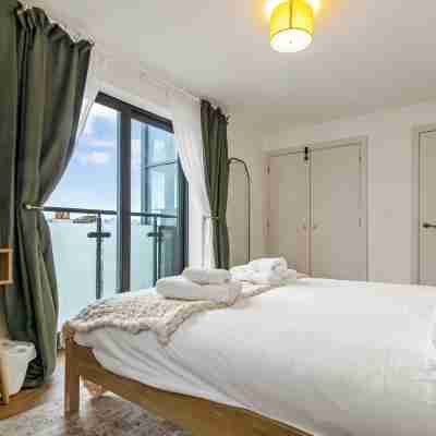 Central 1Bd with Free Underground Parking! Rooms