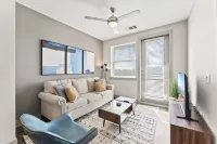 Trendy 1Br King Suite Close to Downtown w Fast Wifi - parking