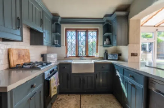 4 Bed Cottage - Sleeps 8 - Pets - Garden - Parking