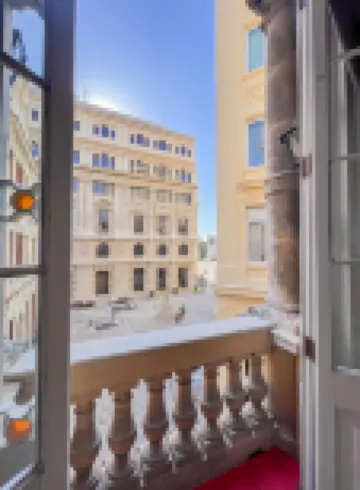 Spacious apartment with free wifi and view of San Francisco Square