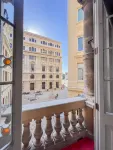 Spacious apartment with free wifi and view of San Francisco Square