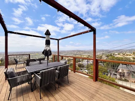 Mountain Top 4 Bdrm Home Along Nature Reserve with Spectacular Views, AC & WiFi