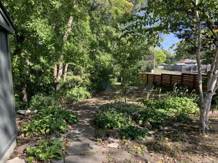 Magical Lake house, feel like being in the cabin in the heart of Minneapolis. Отели рядом с достопримечательностью «Park Nicollet Eye Care and Optical Store St. Louis Park»