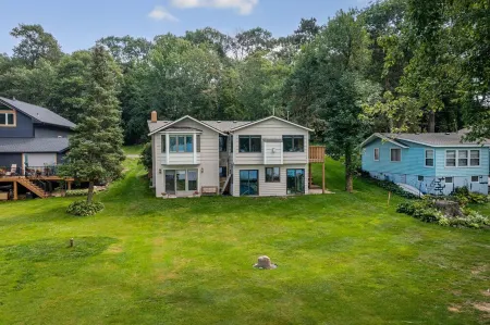 Lakeside Retreat- 7beds/4bd/2ba! Family and pet friendly! Отели в г. Шерберн