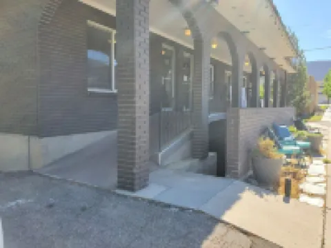 Spacious 2 Bedroom Apartment in Historic Downtown