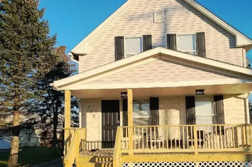 Comfortable, Convenient, & Spacious 3 bedroom home Hotels in Elyria