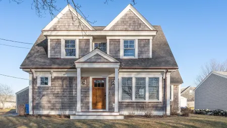 Newly remodeled home-Stay close to beach w/easy access to Newport Отели рядом с достопримечательностью «Публичная библиотека Мидлтаун»