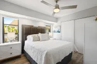 Cozy Seaside Chalet - WiFi, BBQ on Deck Hotels in Siesta Key