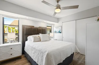 Beach Rd, 300ft to Beach Access & 500ft to Siesta Key Village, 2bdr & Studio Hotel in zona Siesta Beach