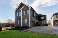 Heated Pool and Outdoor Kitchen - Stunning Modern Retreat Hotels in 