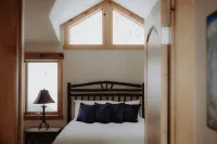 Hot Tub and Scenic Slopes View - Stunning Mountain Escape Hotels in Winter Park
