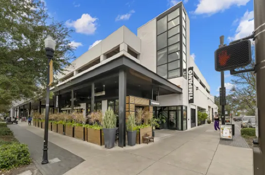 Charming Retreat with Private Balcony and Garden Oasis - Gorgeous Escape