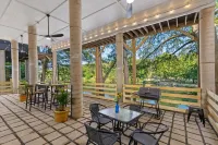 Outdoor Decks and Kayaks - Charming Riverside Retreat 커말 카운티 호텔