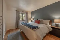 Cozy Cabin with Spacious Wrap-Around Deck - Charming Tranquil