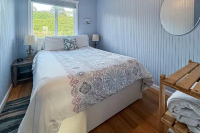 Dog-friendly cottage w/ beach access & ocean view from living room Отели рядом с достопримечательностью «Museum of the North Beach»