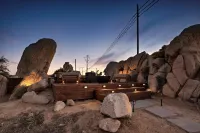 Charming Oasis with Hot Tub and Fire Pit - Romantic Desert Retreat Hotels in Yucca Valley