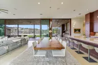 Negative Edge Pool and Stunning Dock - Exquisite Lakefront Retreat