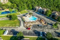 Peaceful condo near Silver Dollar City with surrounding trails & grilling area Hotels in Ruth B Rural Township