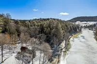 Breathtaking Riversides and Cozy Fireplace - Charming Rustic Oasis