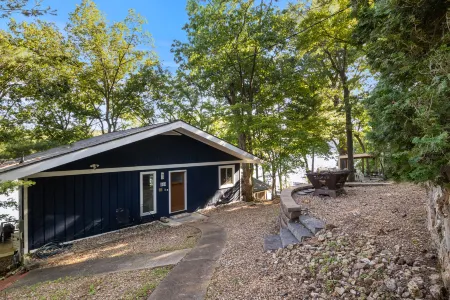 Firepit, Kayaks, Paddle Board and Lake Views - Charming Lake Retreat