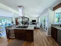 Charming Garden Retreat with Modern Design - Inviting and Tranquil