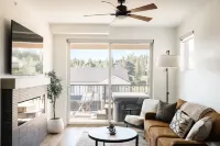 Private Balcony with Hot Tub and Mountain Views - Charming Modern Retreat Hotel di Grand County