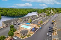 Two Pools, Playground and Pristine Lake Access - Serene Family Haven Hotel a Brumley