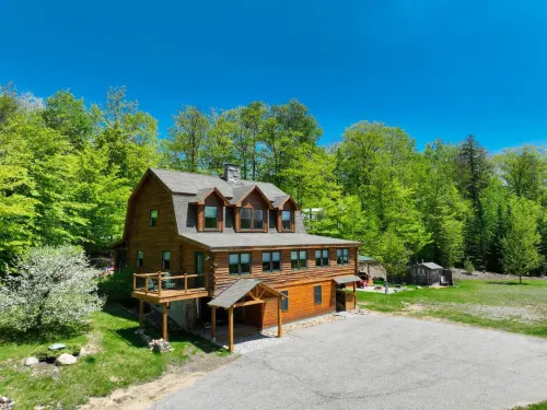 Hot Tub and Scenic Outdoor Bar - Charming Rustic Haven
