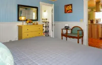 Intimate Living Room and Beautiful Backyard - Charming Cozy Retreat