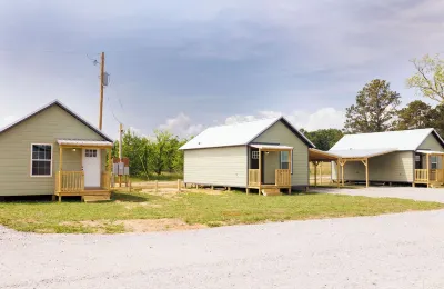 Buck Hill Cabins #1-Lake Eufaula Covered Boat Storage Hotels near Hardridge Creek Public Boat Ramp