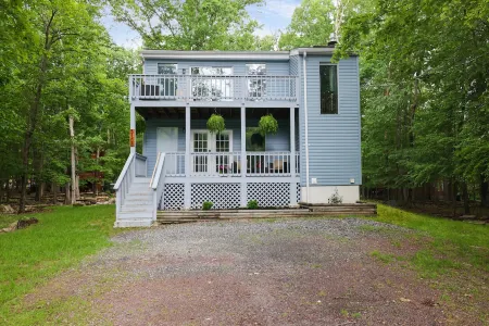 Themed| Lake | Pool | Hot Tub | Movie Screen