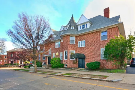 Charming Hillside Retreat - Walk to Brown University Отели рядом с достопримечательностью «Парк Роджер Уильямс»