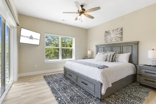 Breathtaking Lake Views and Cozy Fireplace - Stunning Lakefront Escape Hotels in Scott Township