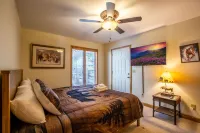 Mountain Views and Spacious Entertaining Areas - Charming Retreat