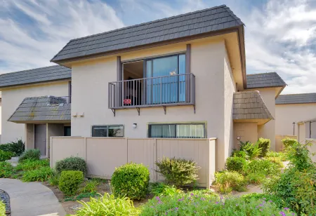 Stylish Layout and Resort Amenities - Spacious Solana Beach Escape Отели рядом с достопримечательностью «Fletcher Cove Community Center»