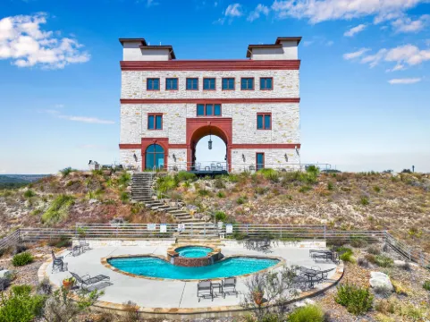 Scenic Views and Expansive Ranch Amenities - Charming Escape