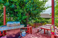 Third-floor condo in town with ocean view, lanai & pool - walk everywhere